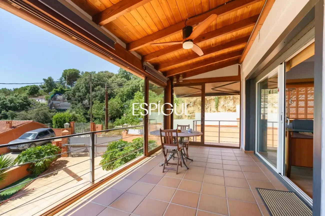 Villa indépendante avec grand terrain et vue sur la mer dans une urbanisation de Teià