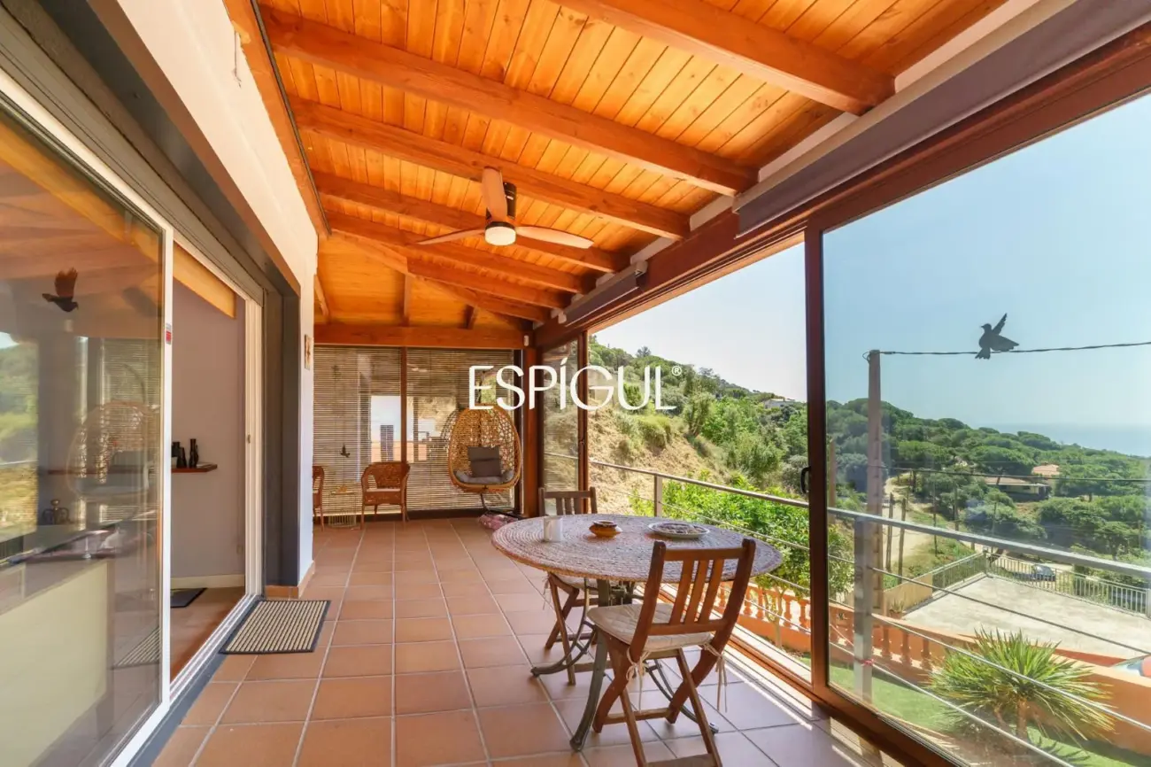 Villa indépendante avec grand terrain et vue sur la mer dans une urbanisation de Teià