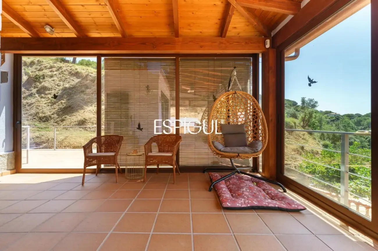 Villa indépendante avec grand terrain et vue sur la mer dans une urbanisation de Teià