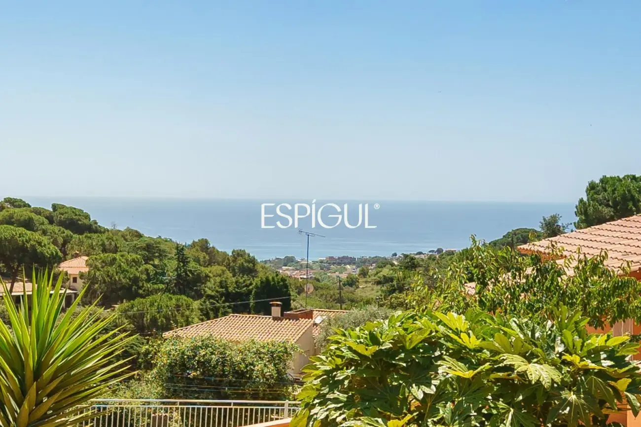 Villa indépendante avec grand terrain et vue sur la mer dans une urbanisation de Teià