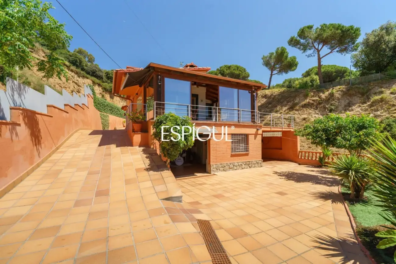 Villa indépendante avec grand terrain et vue sur la mer dans une urbanisation de Teià