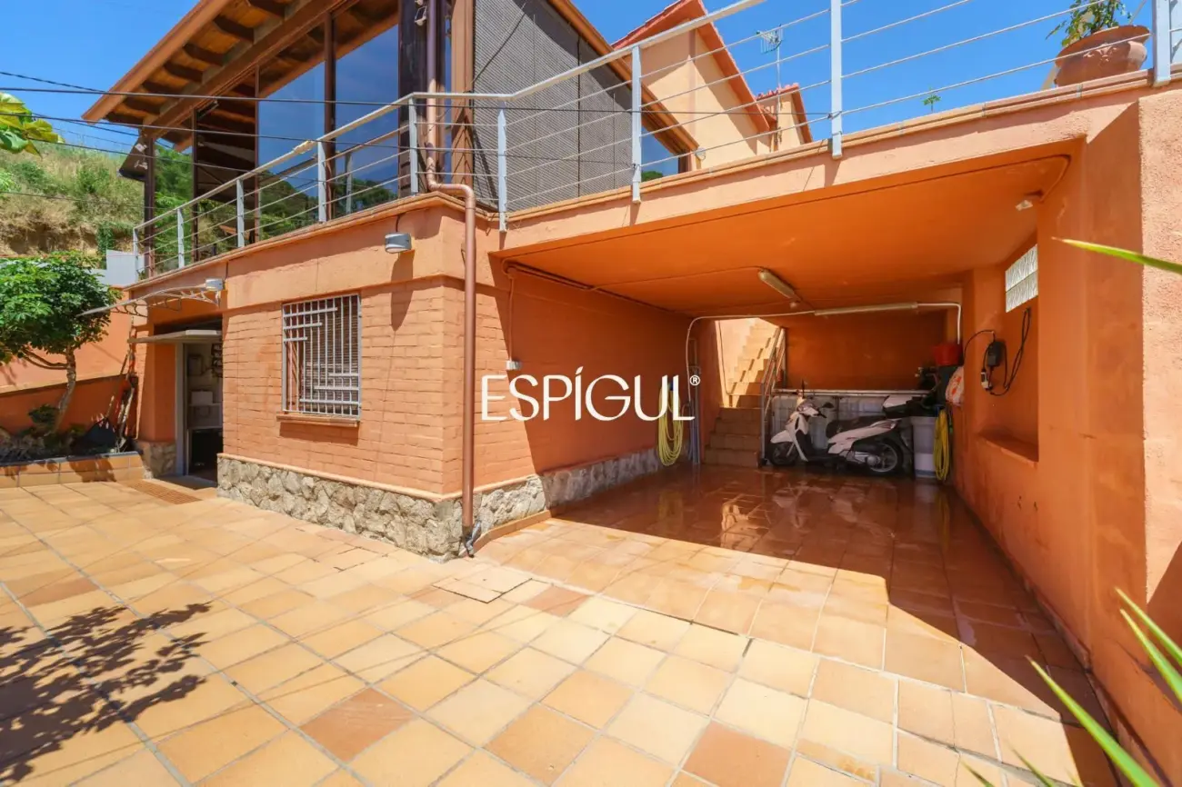 Villa indépendante avec grand terrain et vue sur la mer dans une urbanisation de Teià
