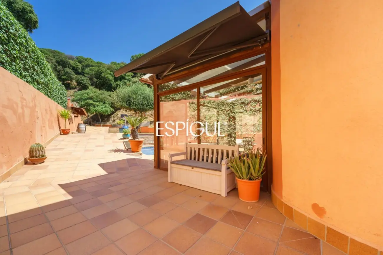 Villa indépendante avec grand terrain et vue sur la mer dans une urbanisation de Teià