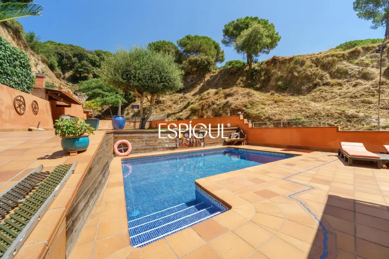 Villa indépendante avec grand terrain et vue sur la mer dans une urbanisation de Teià