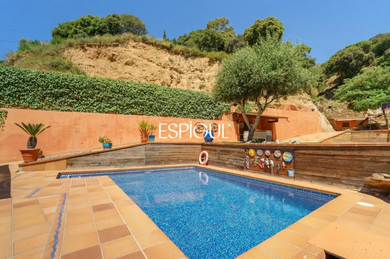 Villa indépendante avec grand terrain et vue sur la mer dans une urbanisation de Teià