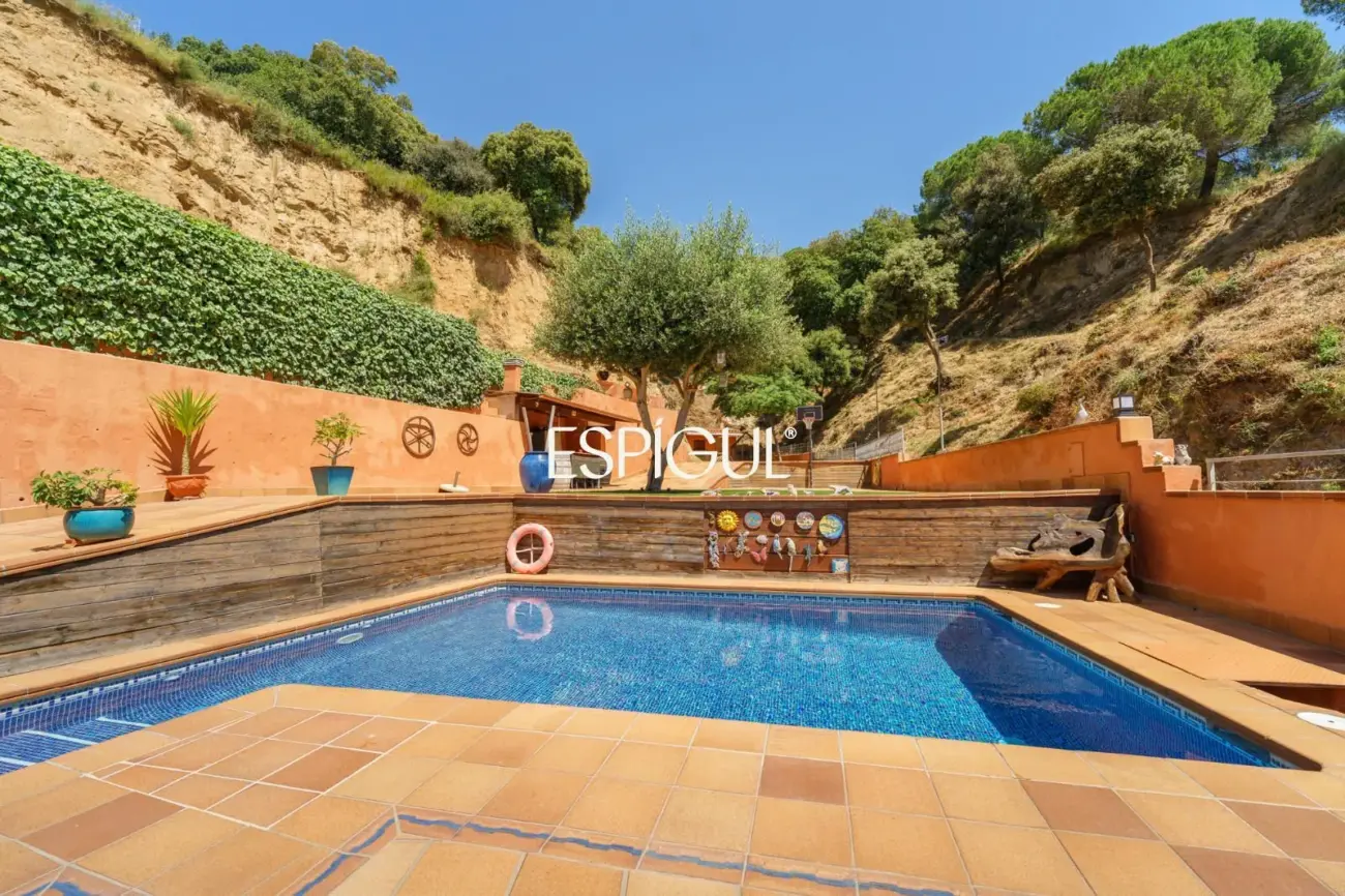 Villa indépendante avec grand terrain et vue sur la mer dans une urbanisation de Teià