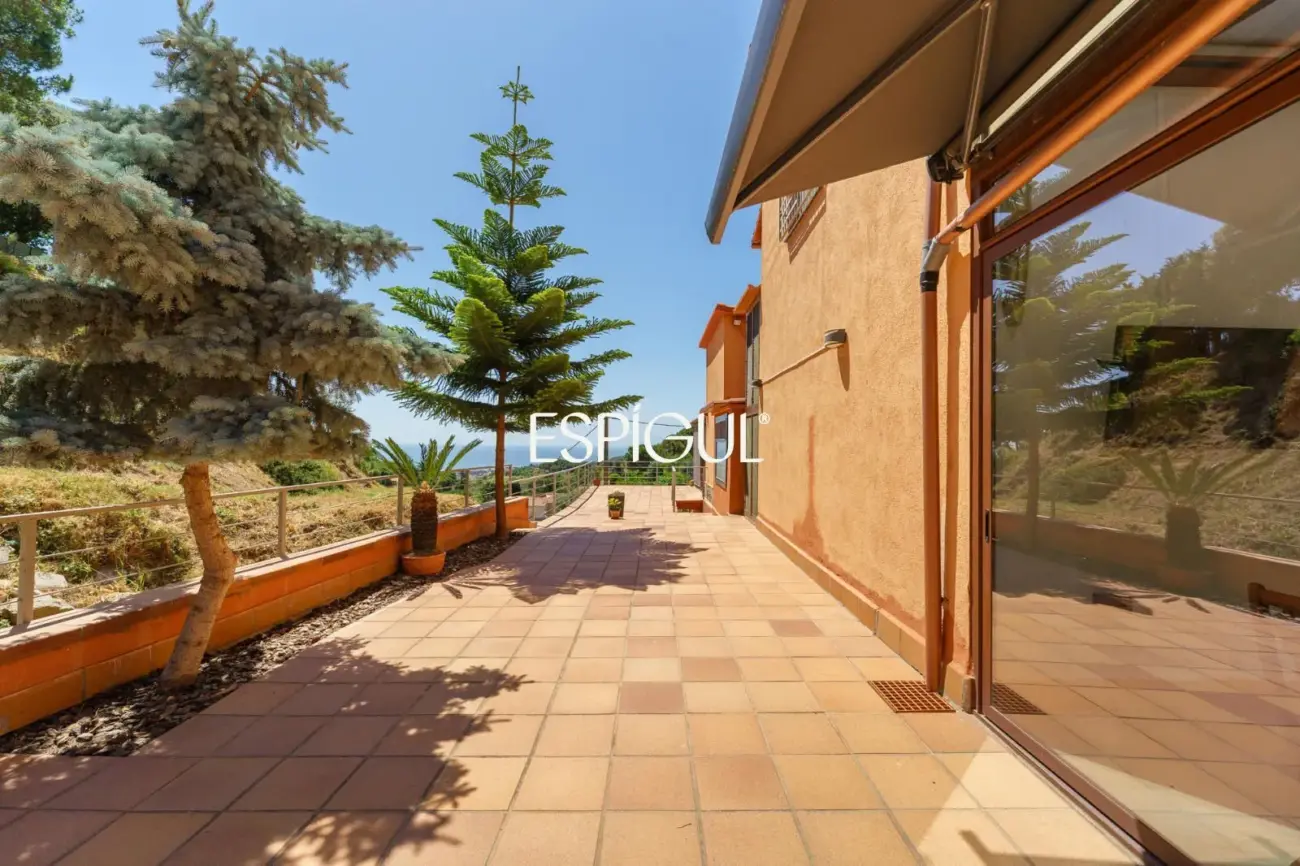 Villa indépendante avec grand terrain et vue sur la mer dans une urbanisation de Teià