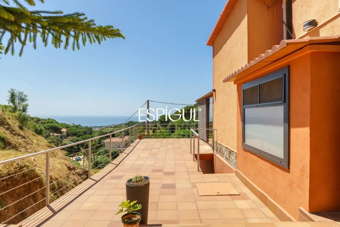 Villa indépendante avec grand terrain et vue sur la mer dans une urbanisation de Teià