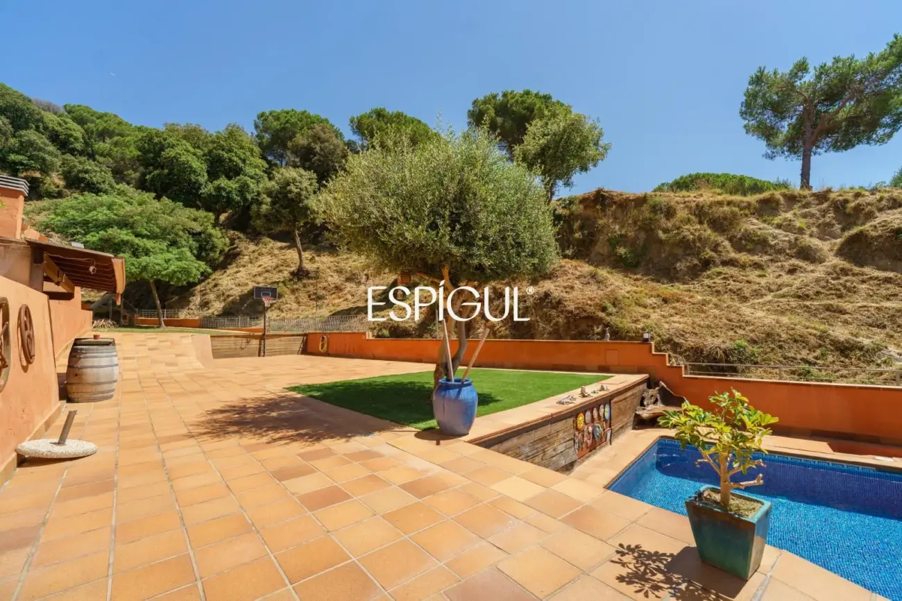 Villa indépendante avec grand terrain et vue sur la mer dans une urbanisation de Teià