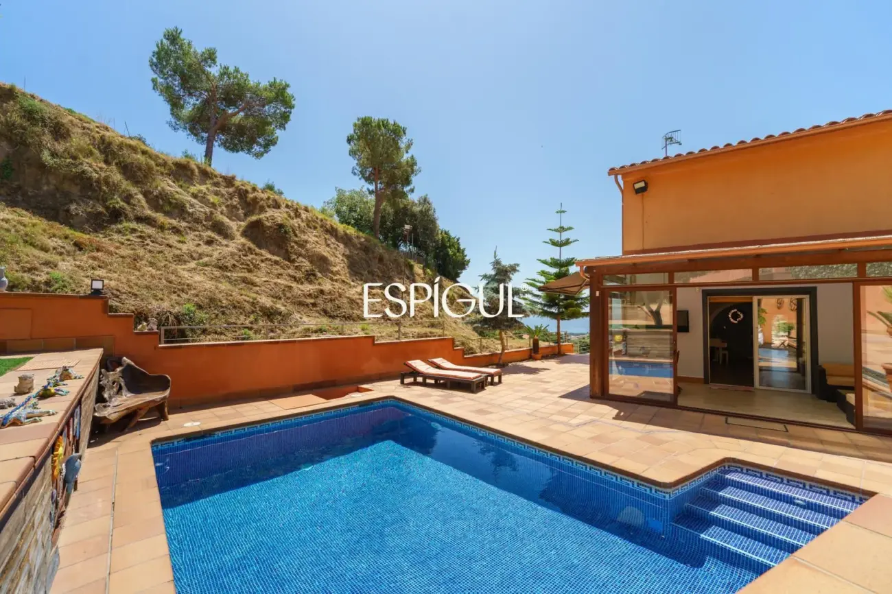 Chalet independiente con gran parcela y vistas al mar en urbanización de Teià