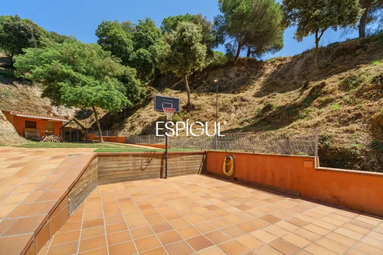 Villa indépendante avec grand terrain et vue sur la mer dans une urbanisation de Teià
