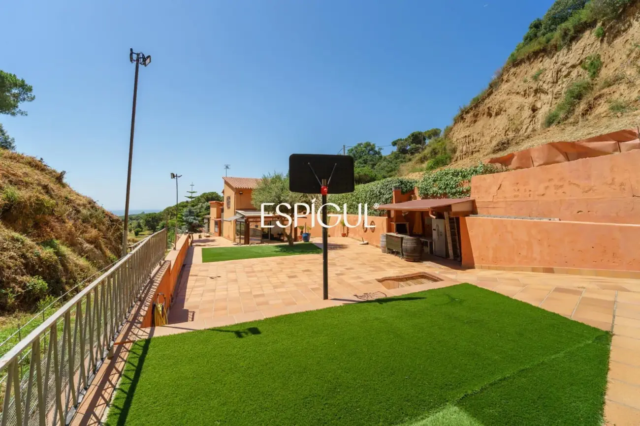 Villa indépendante avec grand terrain et vue sur la mer dans une urbanisation de Teià