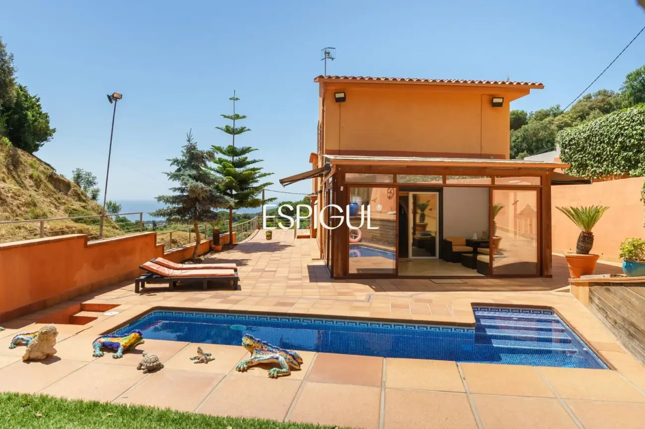 Chalet independiente con gran parcela y vistas al mar en urbanización de Teià