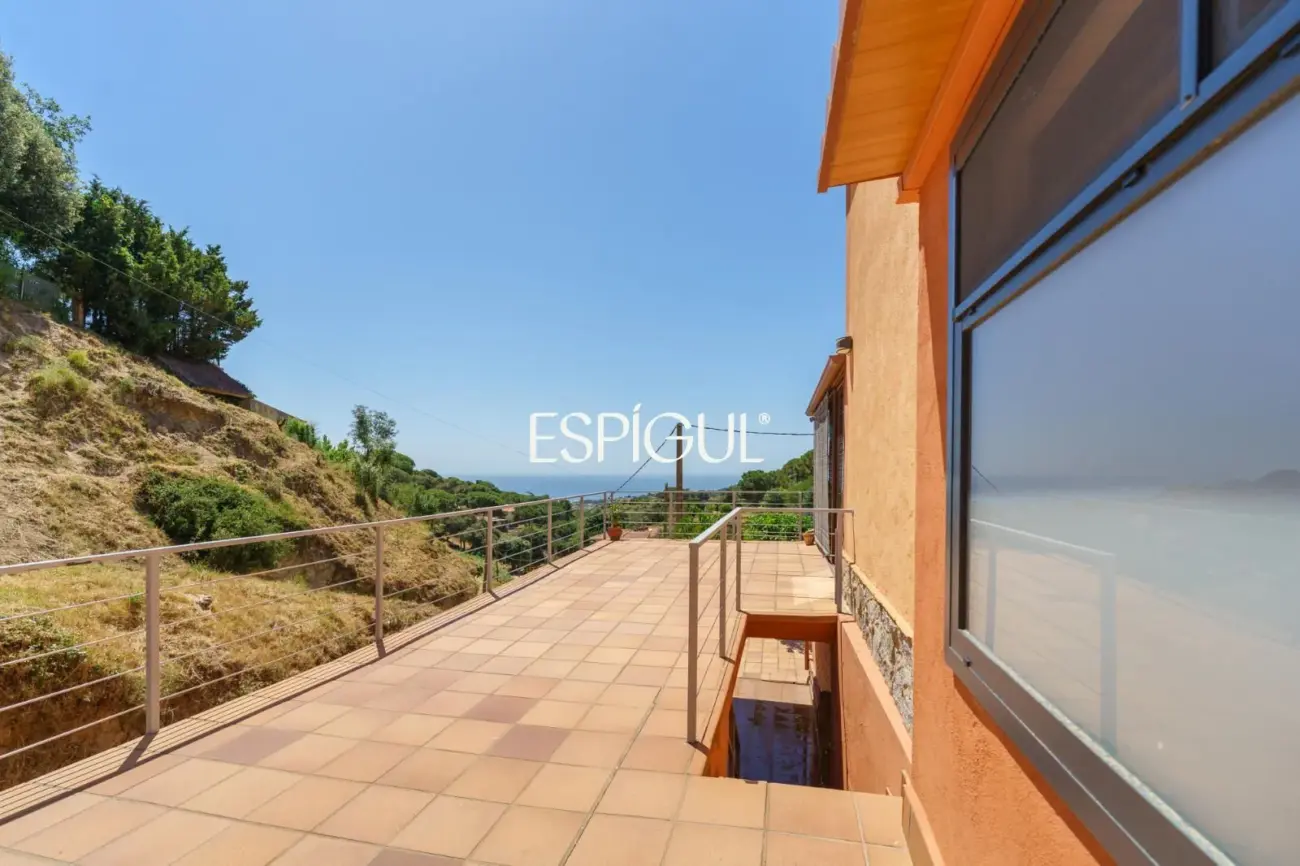 Villa indépendante avec grand terrain et vue sur la mer dans une urbanisation de Teià