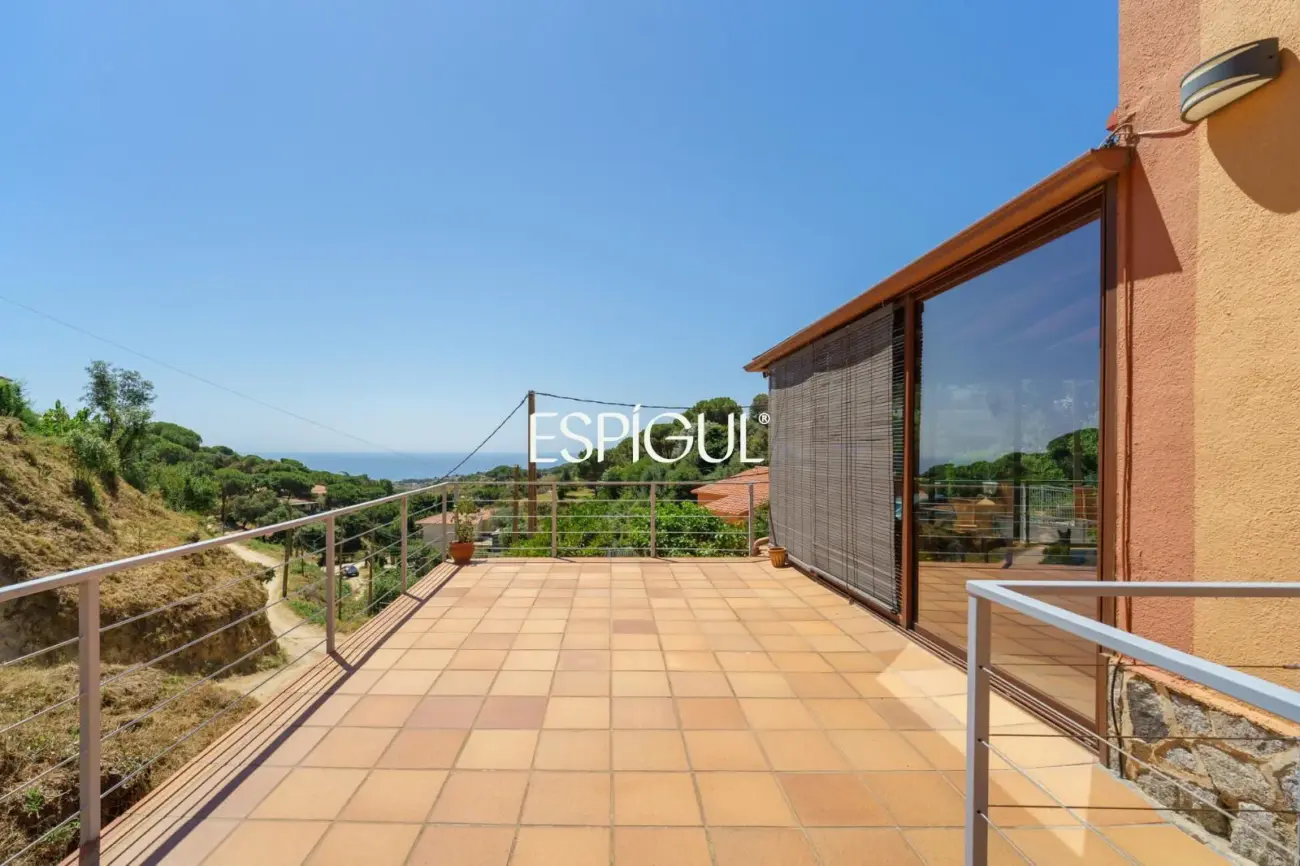 Villa indépendante avec grand terrain et vue sur la mer dans une urbanisation de Teià
