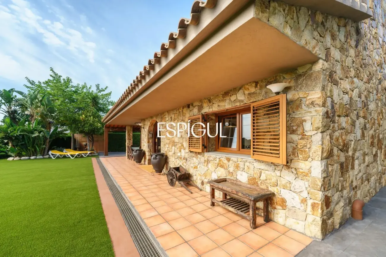 Encantadora casa unifamiliar de estilo rústico en un entorno privilegiado de Argentona
