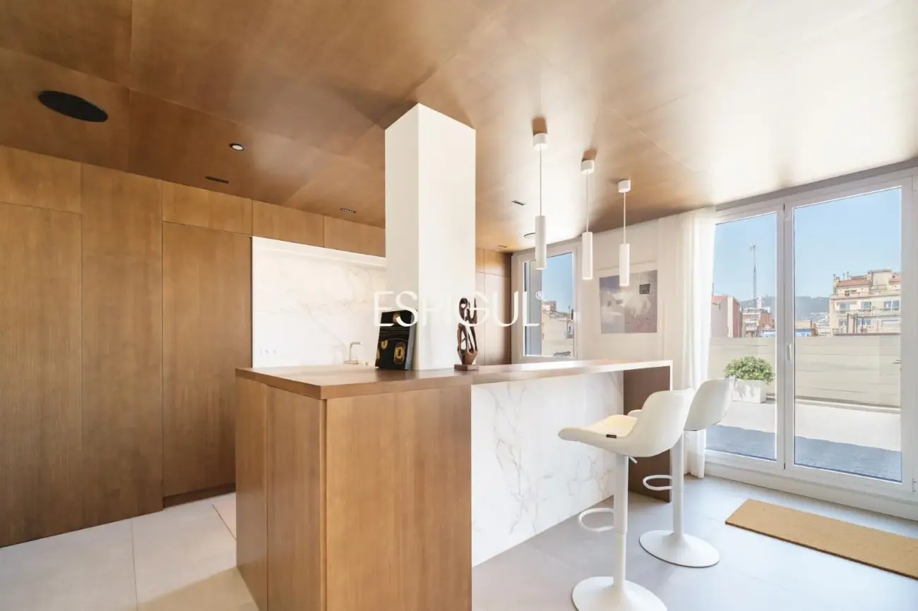 Espectacular ático dúplex de alto standing, amueblado, con parking y terraza de 60 m² en la Dreta de l’Eixample