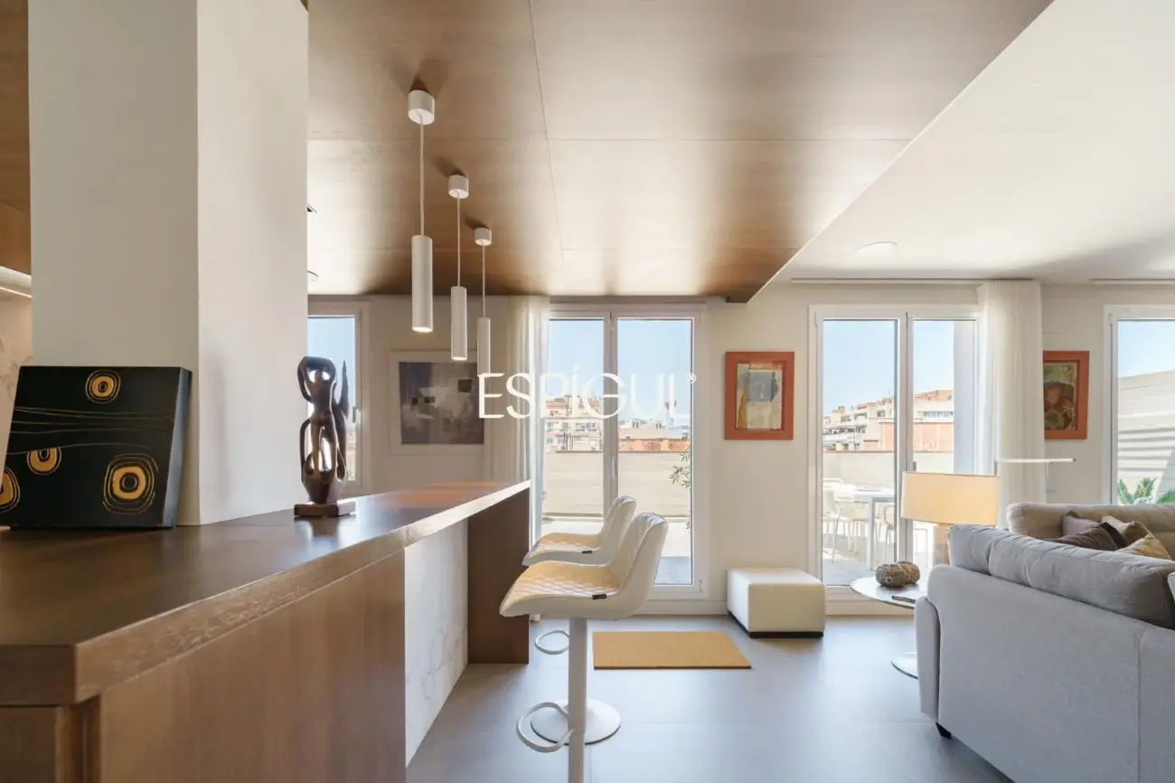 Espectacular ático dúplex de alto standing, amueblado, con parking y terraza de 60 m² en la Dreta de l’Eixample