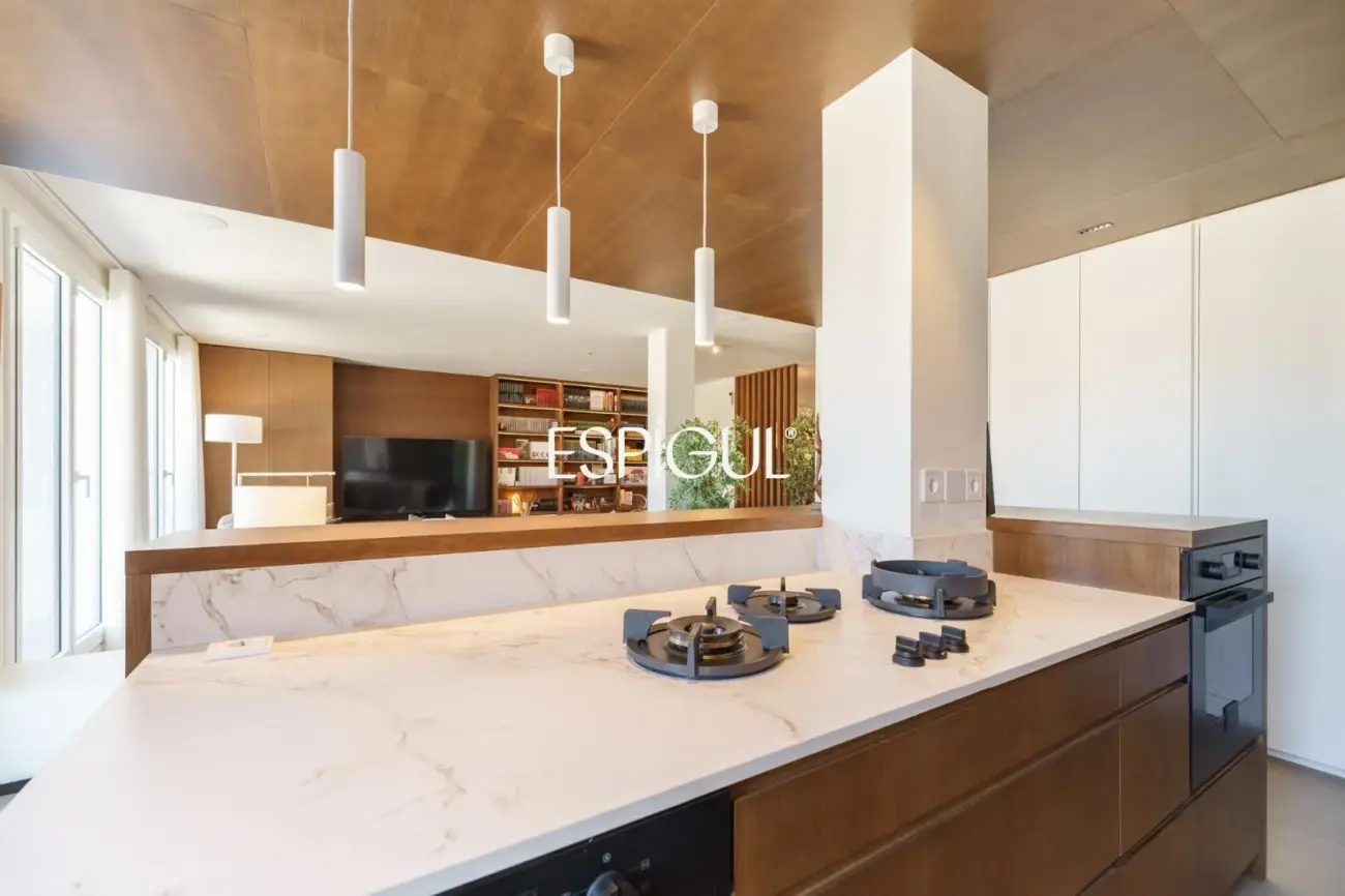 Espectacular ático dúplex de alto standing, amueblado, con parking y terraza de 60 m² en la Dreta de l’Eixample