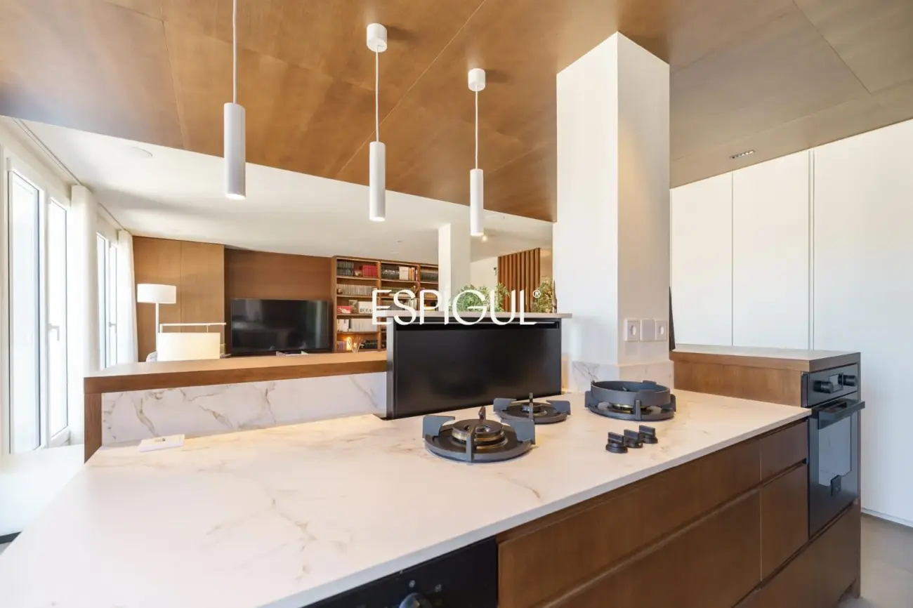 Espectacular ático dúplex de alto standing, amueblado, con parking y terraza de 60 m² en la Dreta de l’Eixample