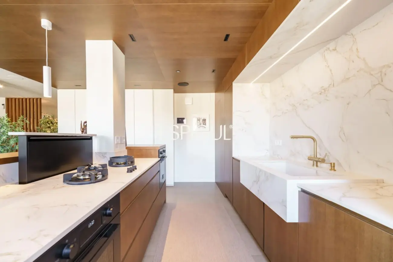 Espectacular ático dúplex de alto standing, amueblado, con parking y terraza de 60 m² en la Dreta de l’Eixample