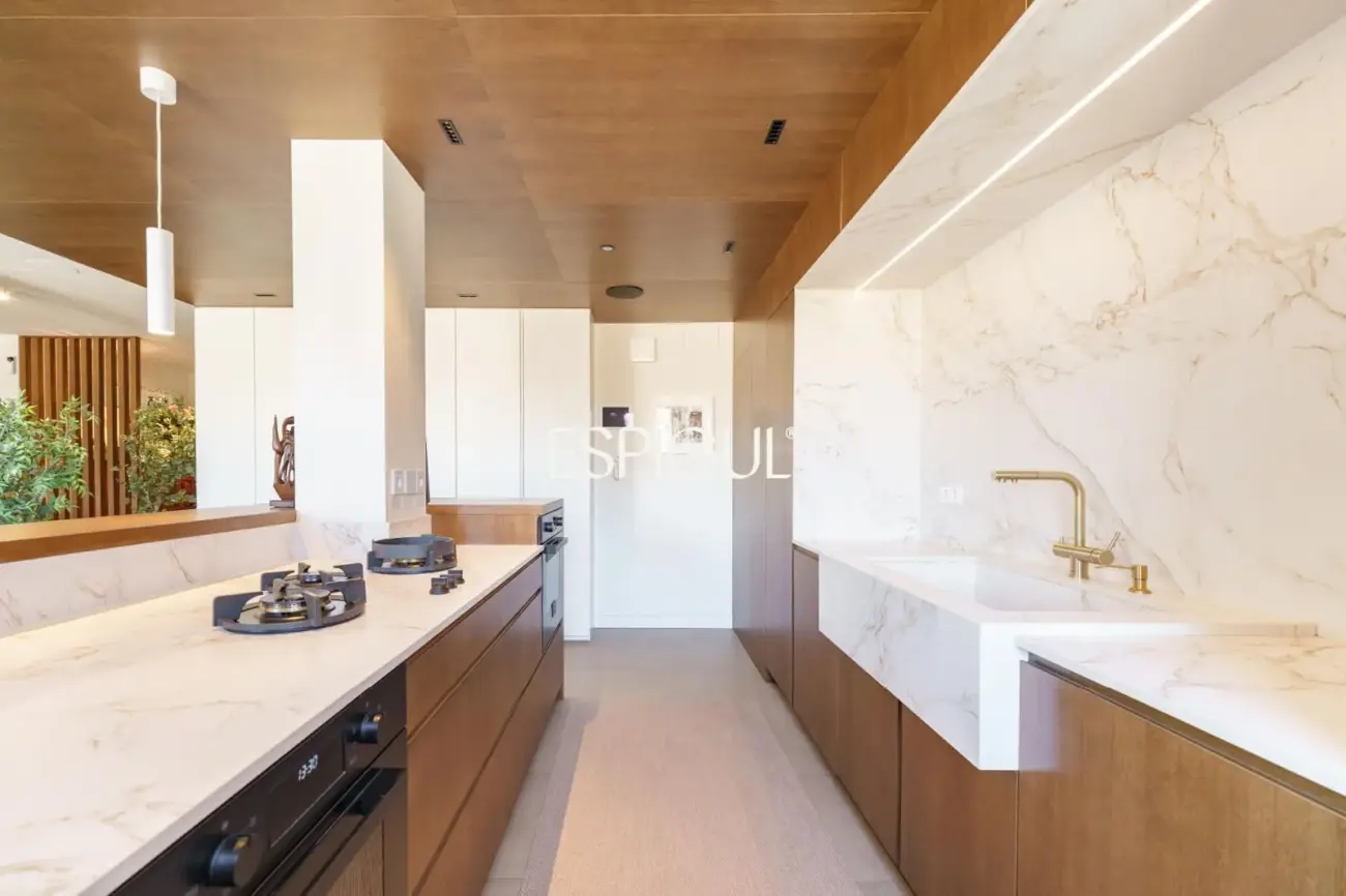 Espectacular ático dúplex de alto standing, amueblado, con parking y terraza de 60 m² en la Dreta de l’Eixample