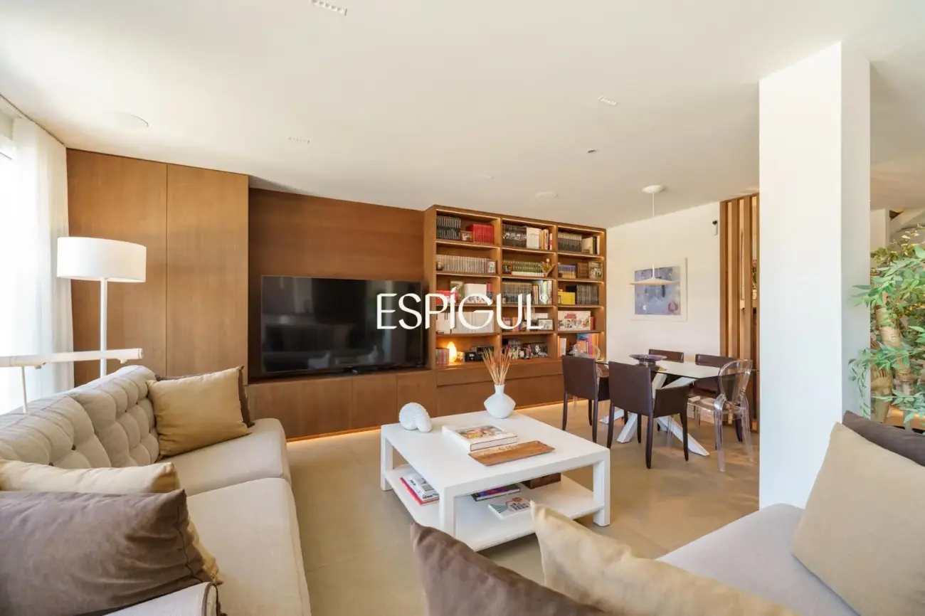 Espectacular ático dúplex de alto standing, amueblado, con parking y terraza de 60 m² en la Dreta de l’Eixample