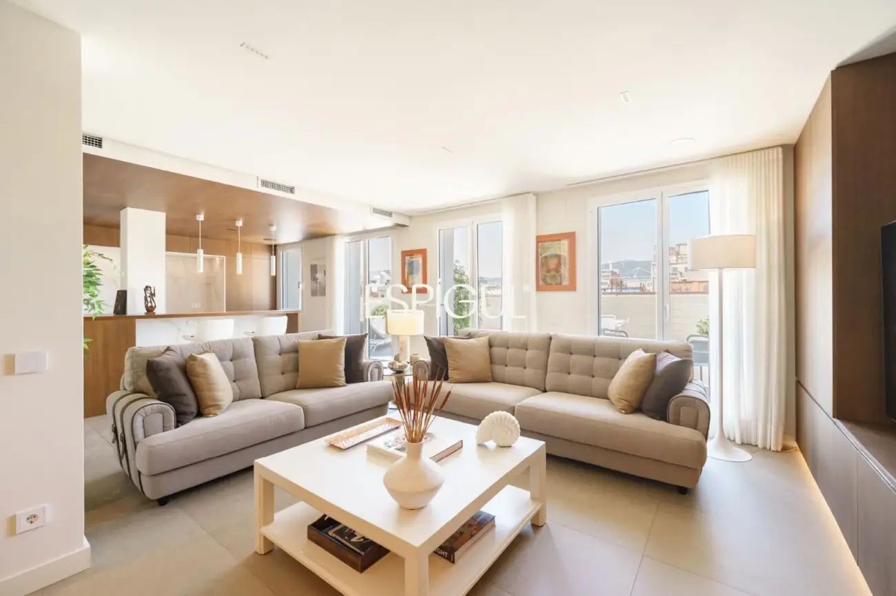 Espectacular ático dúplex de alto standing, amueblado, con parking y terraza de 60 m² en la Dreta de l’Eixample