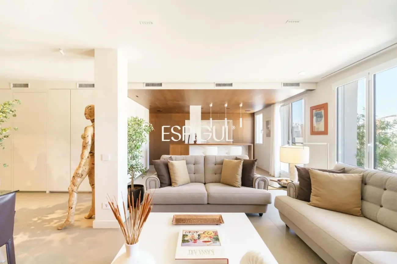 Espectacular ático dúplex de alto standing, amueblado, con parking y terraza de 60 m² en la Dreta de l’Eixample
