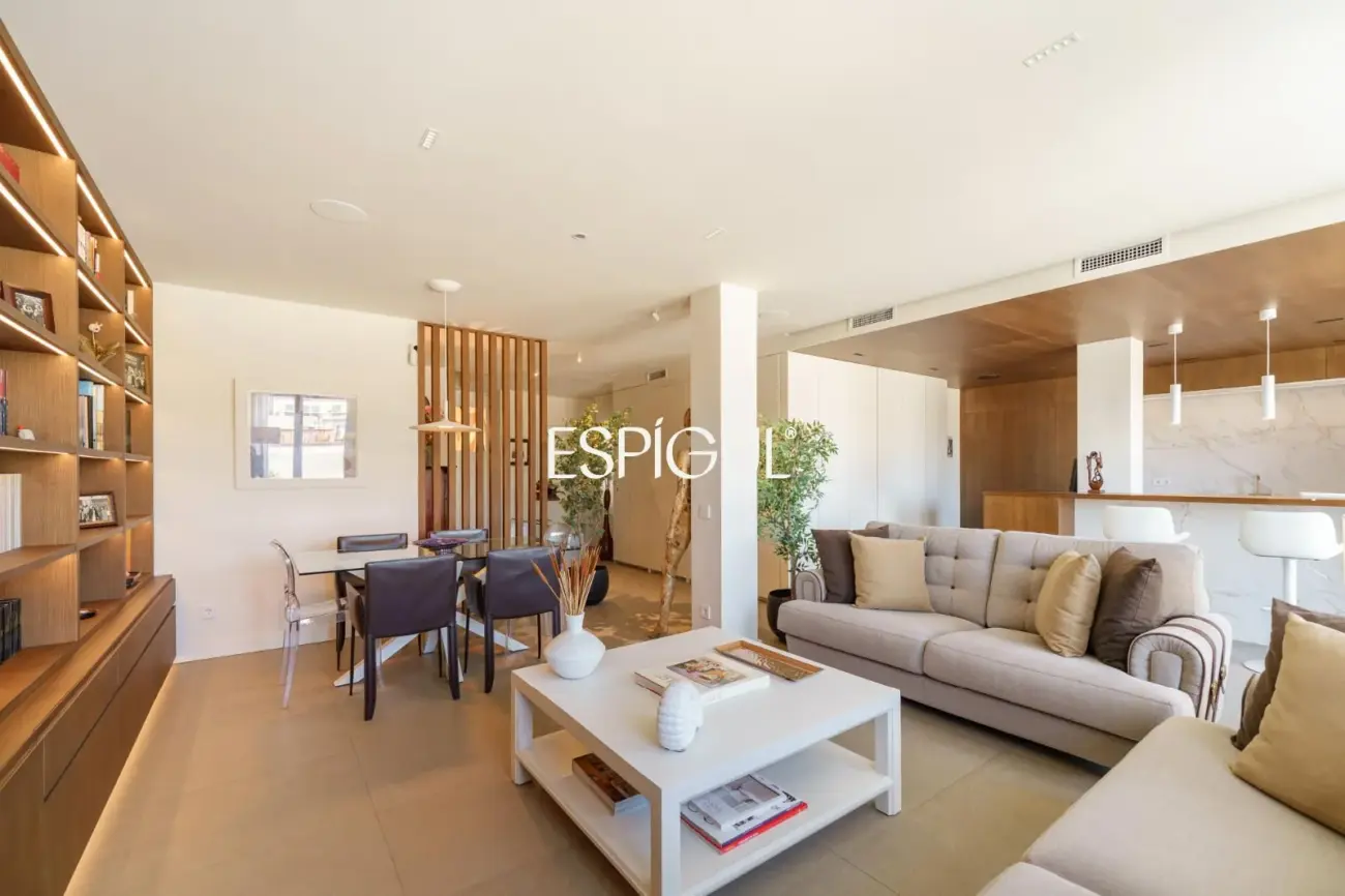 Espectacular ático dúplex de alto standing, amueblado, con parking y terraza de 60 m² en la Dreta de l’Eixample