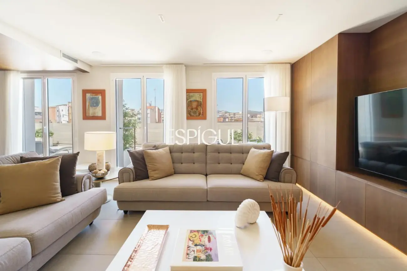 Espectacular ático dúplex de alto standing, amueblado, con parking y terraza de 60 m² en la Dreta de l’Eixample