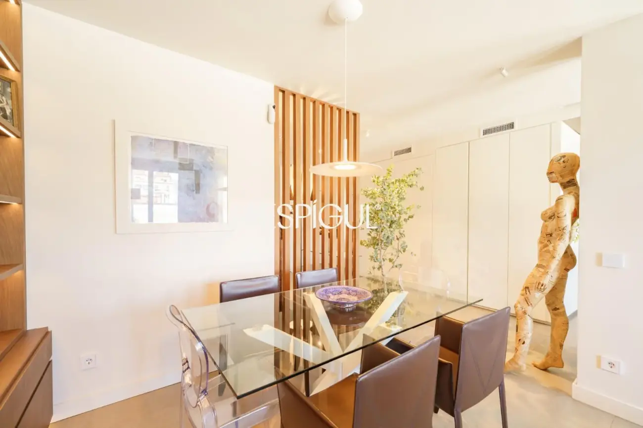 Espectacular ático dúplex de alto standing, amueblado, con parking y terraza de 60 m² en la Dreta de l’Eixample