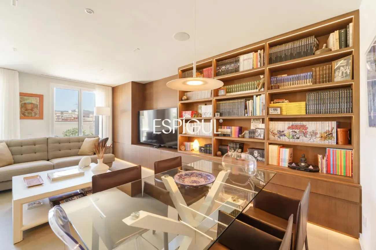 Espectacular ático dúplex de alto standing, amueblado, con parking y terraza de 60 m² en la Dreta de l’Eixample