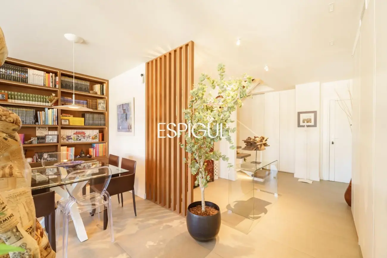 Espectacular ático dúplex de alto standing, amueblado, con parking y terraza de 60 m² en la Dreta de l’Eixample
