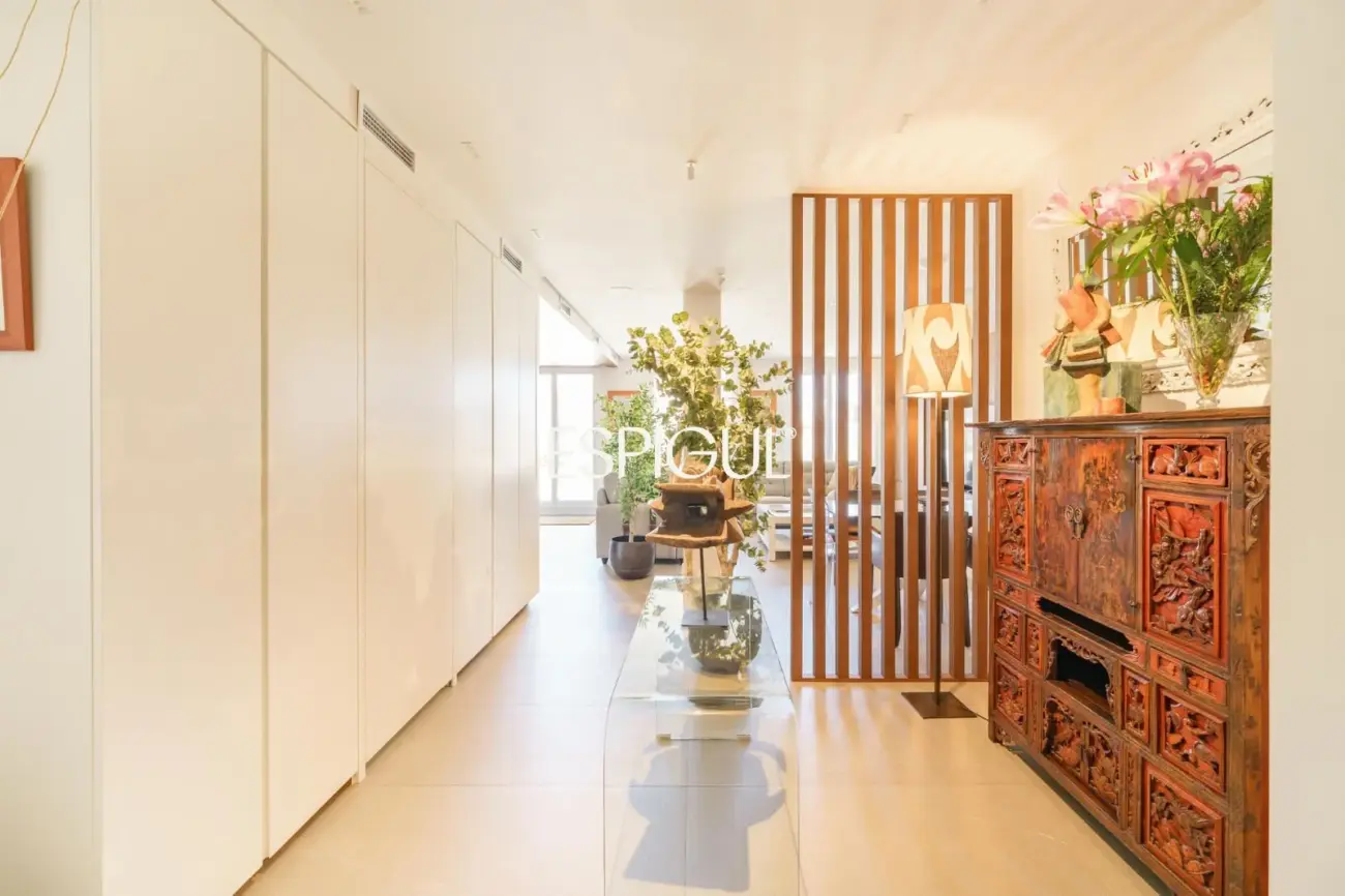 Espectacular ático dúplex de alto standing, amueblado, con parking y terraza de 60 m² en la Dreta de l’Eixample