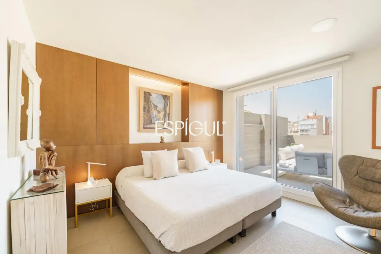 Espectacular ático dúplex de alto standing, amueblado, con parking y terraza de 60 m² en la Dreta de l’Eixample