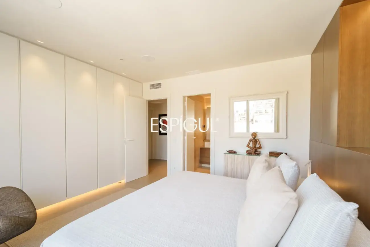 Espectacular ático dúplex de alto standing, amueblado, con parking y terraza de 60 m² en la Dreta de l’Eixample