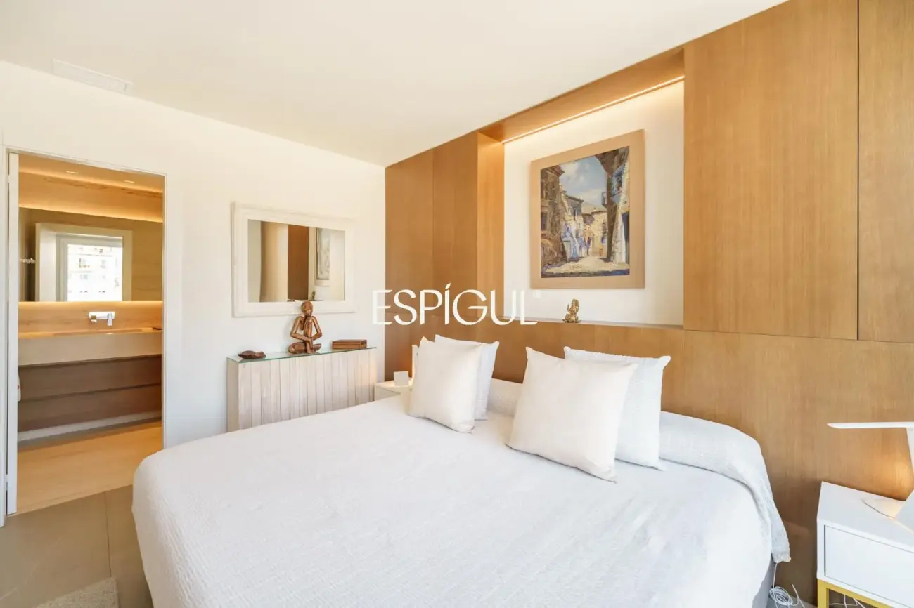 Espectacular ático dúplex de alto standing, amueblado, con parking y terraza de 60 m² en la Dreta de l’Eixample