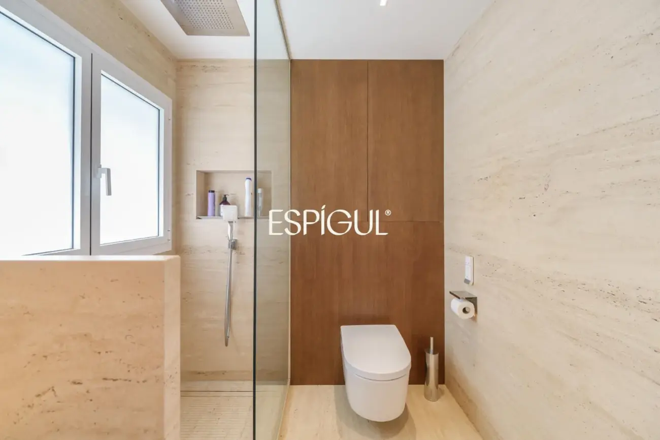 Espectacular ático dúplex de alto standing, amueblado, con parking y terraza de 60 m² en la Dreta de l’Eixample
