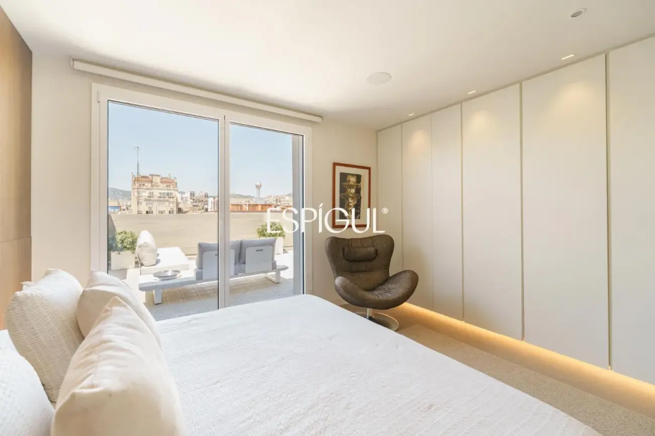 Espectacular ático dúplex de alto standing, amueblado, con parking y terraza de 60 m² en la Dreta de l’Eixample