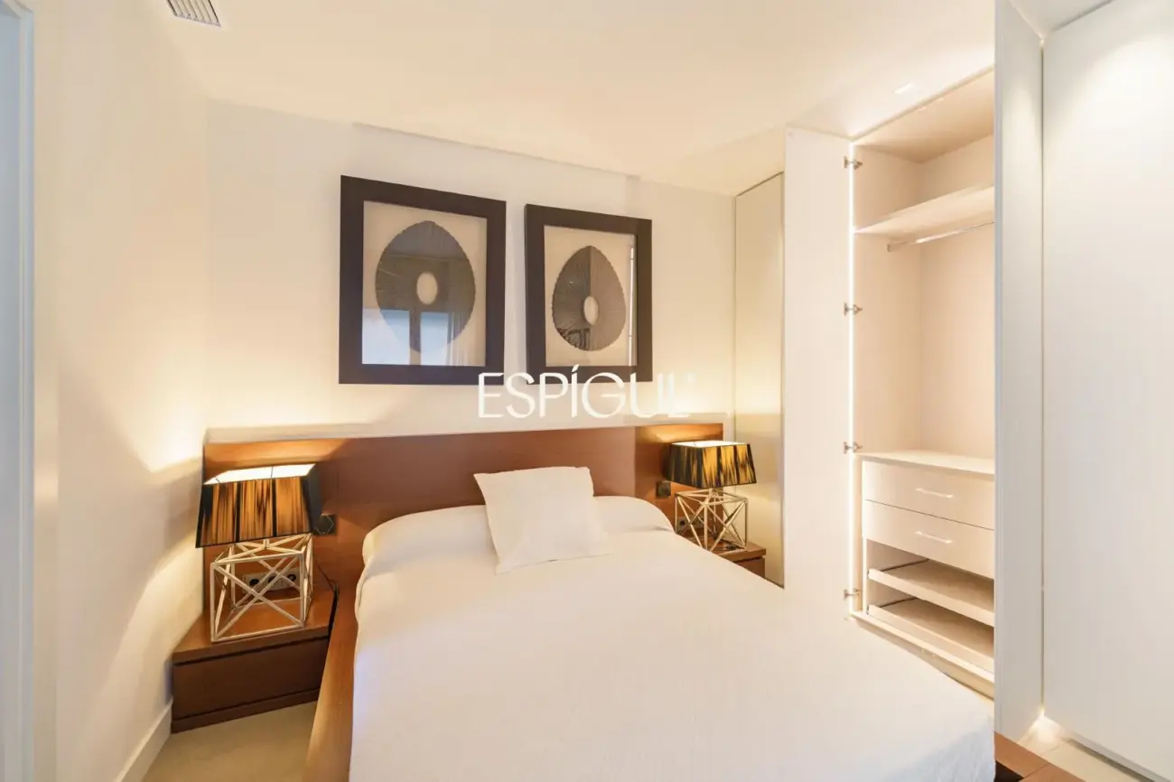 Espectacular ático dúplex de alto standing, amueblado, con parking y terraza de 60 m² en la Dreta de l’Eixample