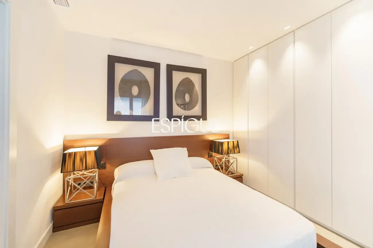 Espectacular ático dúplex de alto standing, amueblado, con parking y terraza de 60 m² en la Dreta de l’Eixample