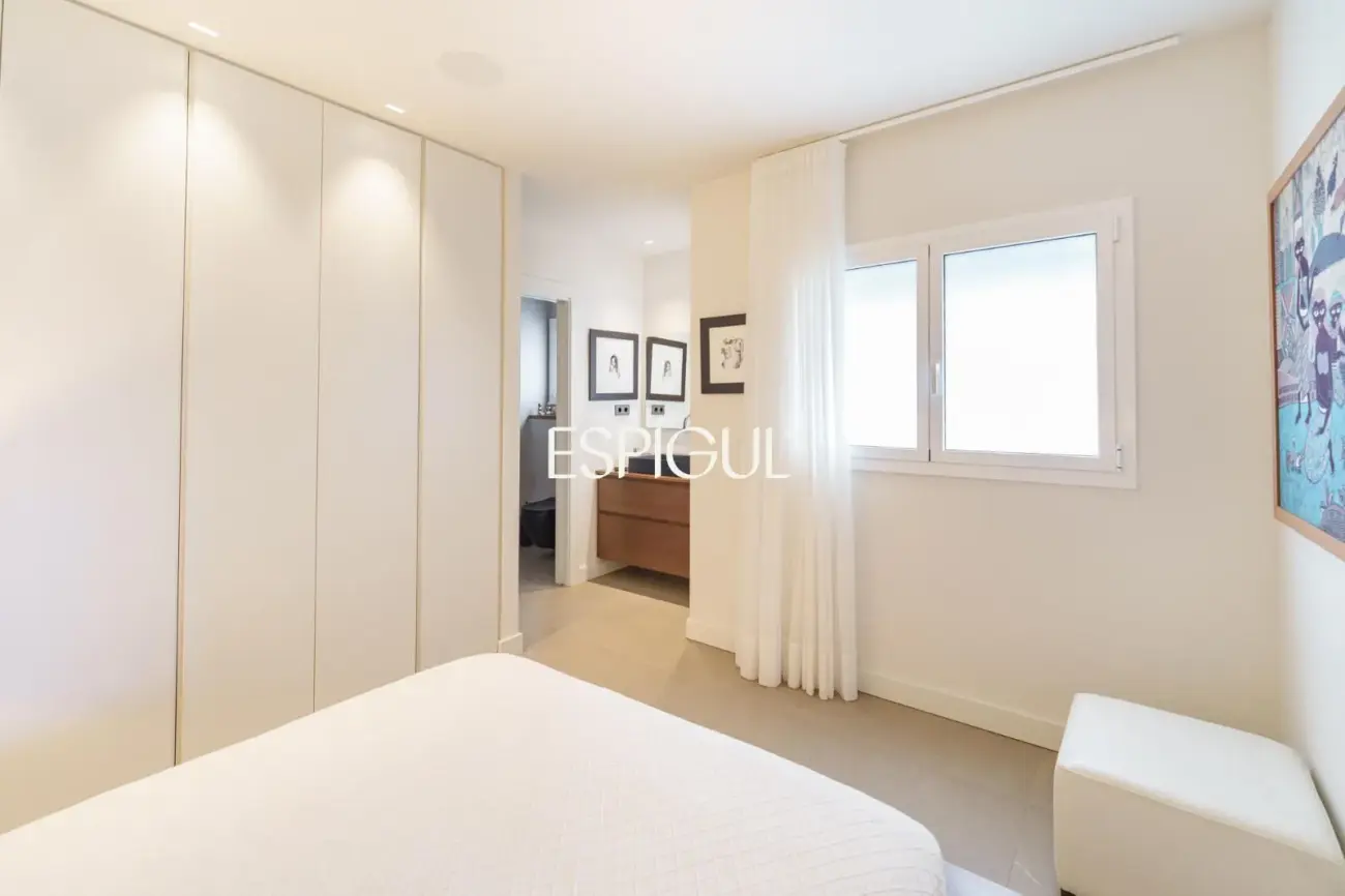 Espectacular ático dúplex de alto standing, amueblado, con parking y terraza de 60 m² en la Dreta de l’Eixample