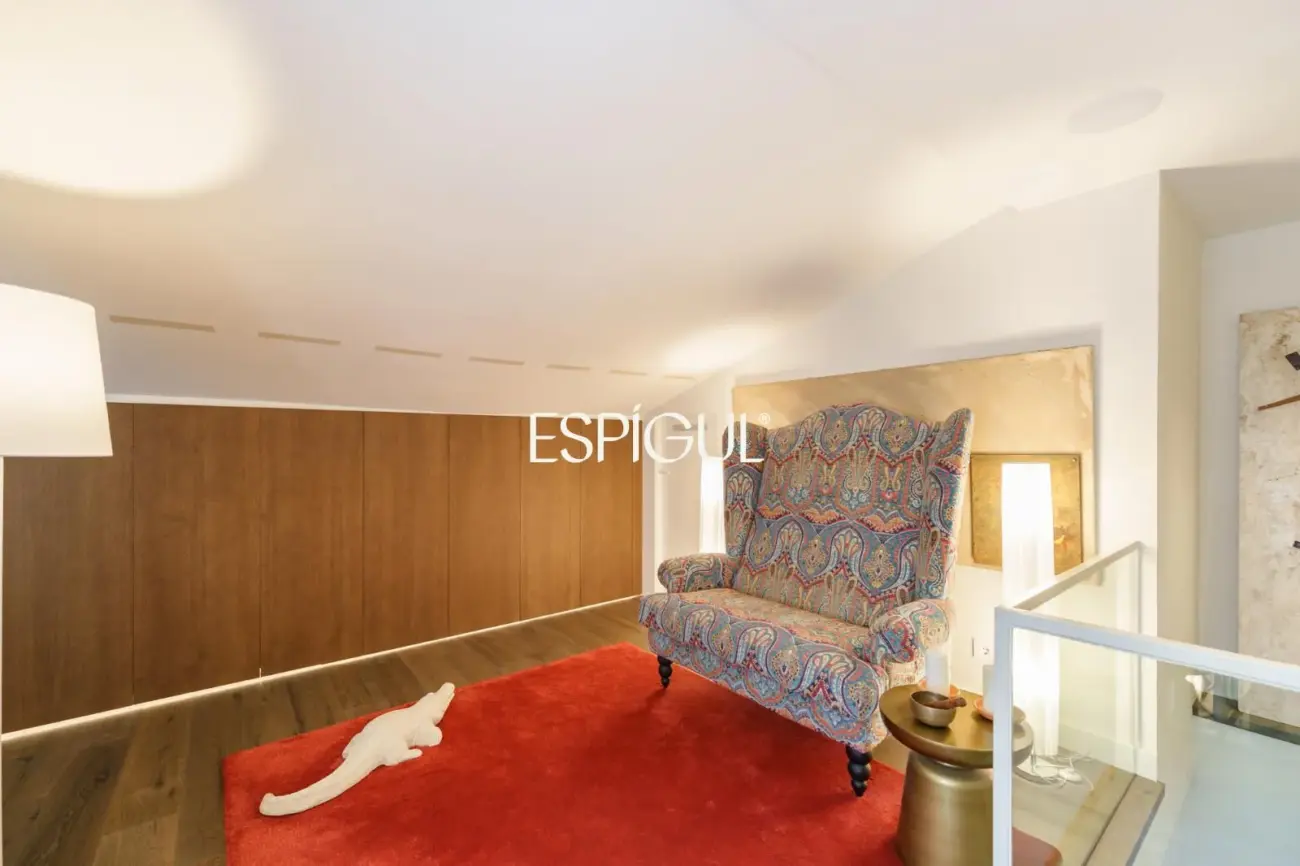 Espectacular ático dúplex de alto standing, amueblado, con parking y terraza de 60 m² en la Dreta de l’Eixample