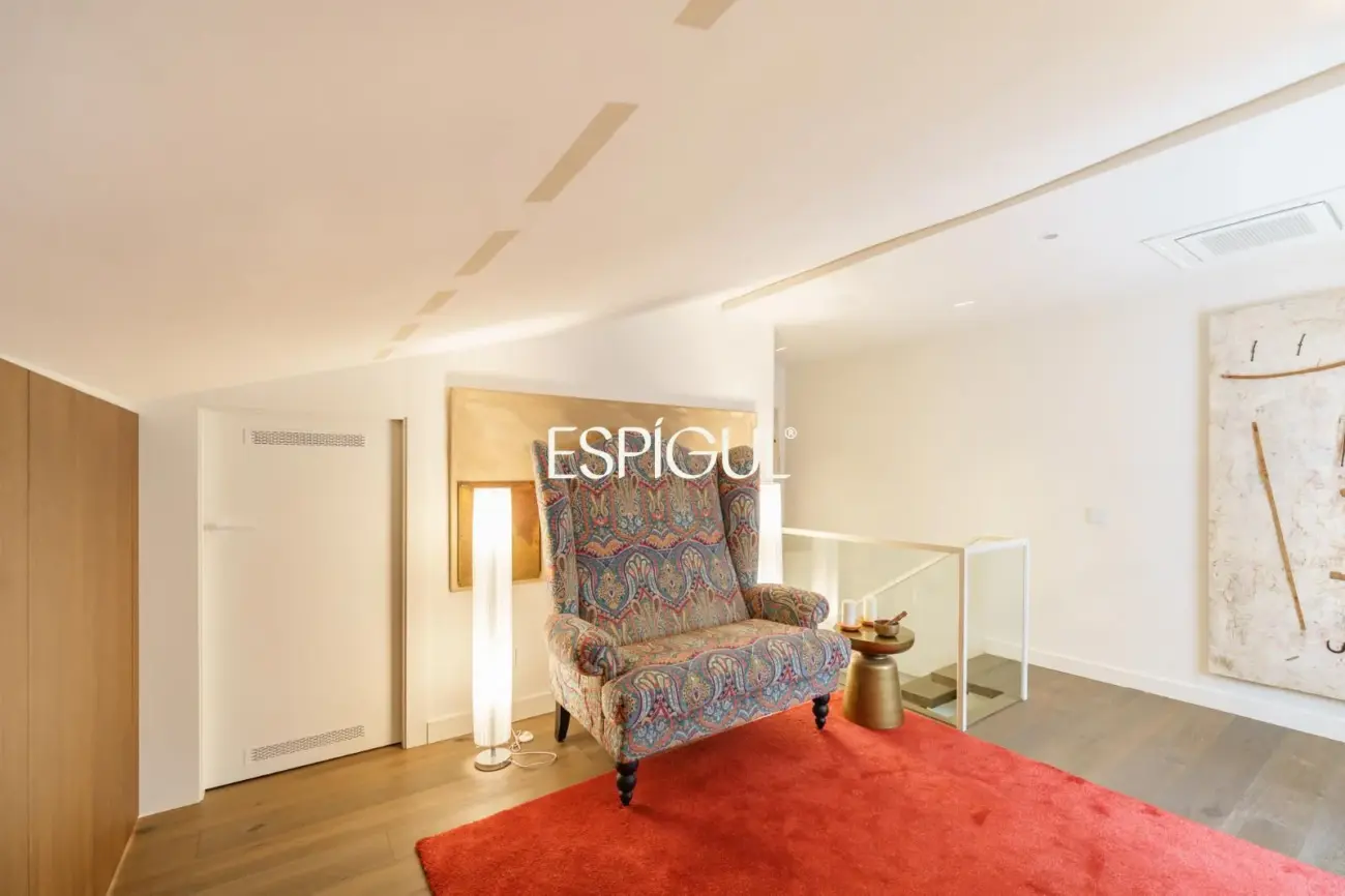 Espectacular ático dúplex de alto standing, amueblado, con parking y terraza de 60 m² en la Dreta de l’Eixample