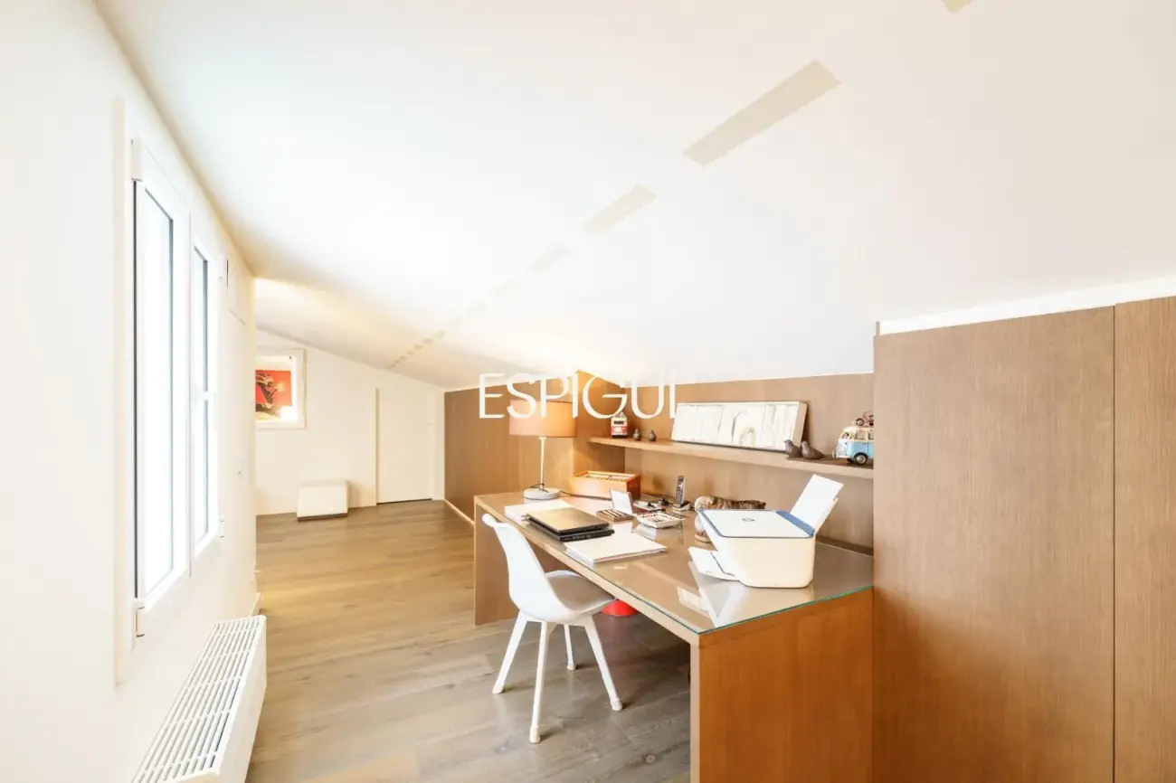 Espectacular ático dúplex de alto standing, amueblado, con parking y terraza de 60 m² en la Dreta de l’Eixample