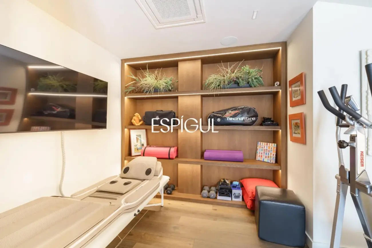 Espectacular ático dúplex de alto standing, amueblado, con parking y terraza de 60 m² en la Dreta de l’Eixample