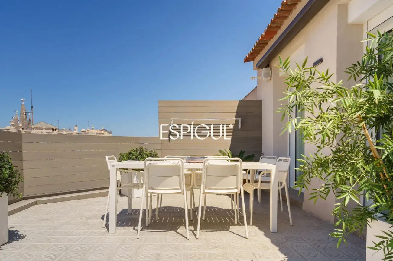 Espectacular ático dúplex de alto standing, amueblado, con parking y terraza de 60 m² en la Dreta de l’Eixample