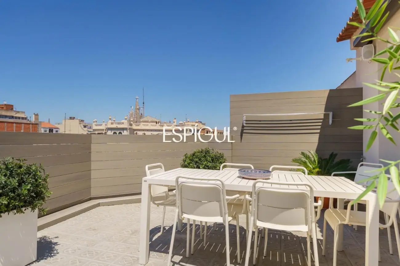 Espectacular ático dúplex de alto standing, amueblado, con parking y terraza de 60 m² en la Dreta de l’Eixample