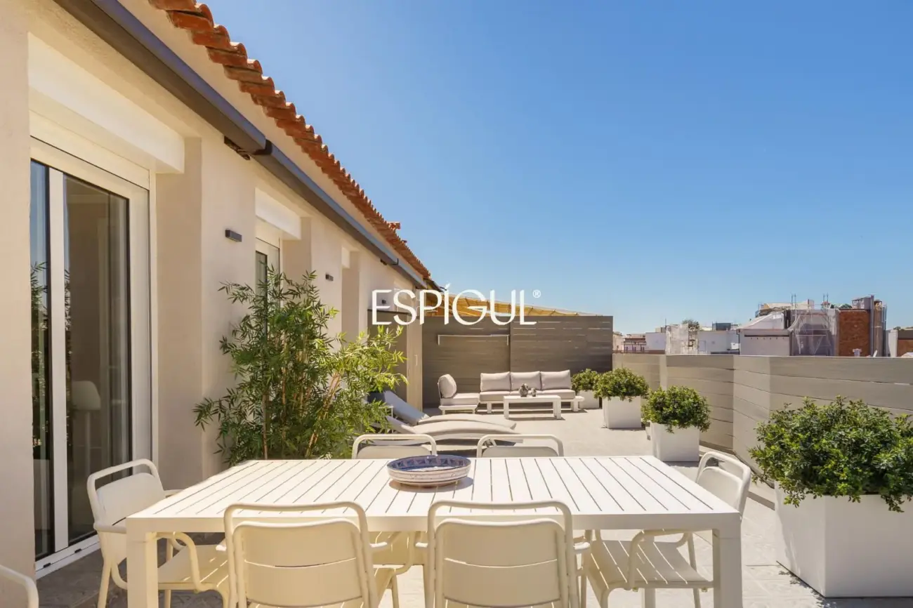 Espectacular ático dúplex de alto standing, amueblado, con parking y terraza de 60 m² en la Dreta de l’Eixample